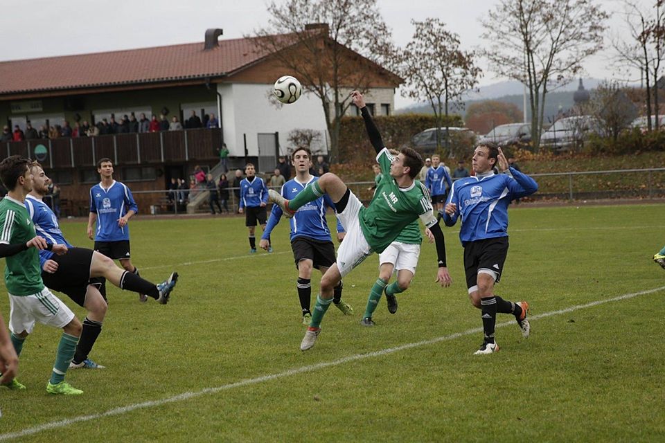 Langensendelbach (grüne Trikots) probierte es auch unkonventionell, musste sich am Ende aber mit dem 1:1-Unentschieden im Derby gegen Dormitz (in blau) arrangieren. F:  Ulrich Schuster