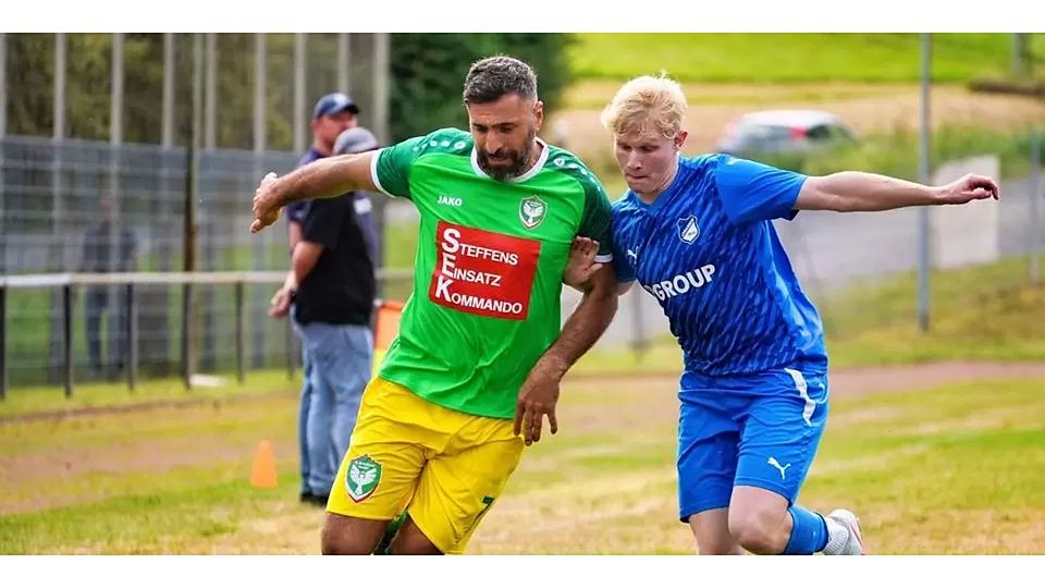 Äußert sich erneut zum Spielabbruch in der Fußball-Kreisoberliga gegen die SG Ehringshausen/Dillheim: Ahmet Marankoz (l.), Spielertrainer des FC Amedspor Wetzlar. (Archivfoto) © Peter Bayer