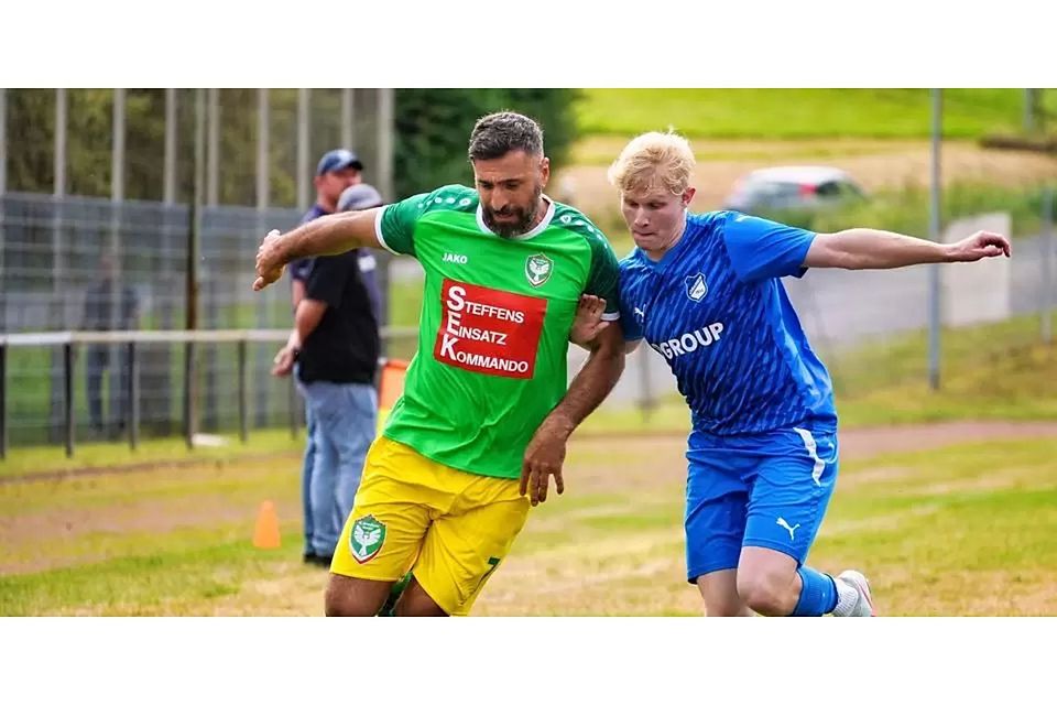 Äußert sich erneut zum Spielabbruch in der Fußball-Kreisoberliga gegen die SG Ehringshausen/Dillheim: Ahmet Marankoz (l.), Spielertrainer des FC Amedspor Wetzlar. (Archivfoto) © Peter Bayer