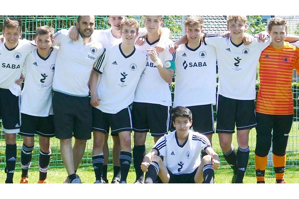Meistermannschaft: Die B1-Junioren des TSV Neuried haben durch einen 2:1-Sieg im Saisonfinale den Titel eingefahren und feierten anschließend.  Foto: Peter Kellner/TSV Neuried