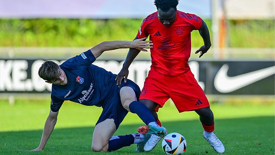 Lenn Jastremski, hier im Zweikampf mit FCB-Neuzugang Nestory Irankunda, wechselte vom FC Bayern München zur SpVgg Unterhaching.