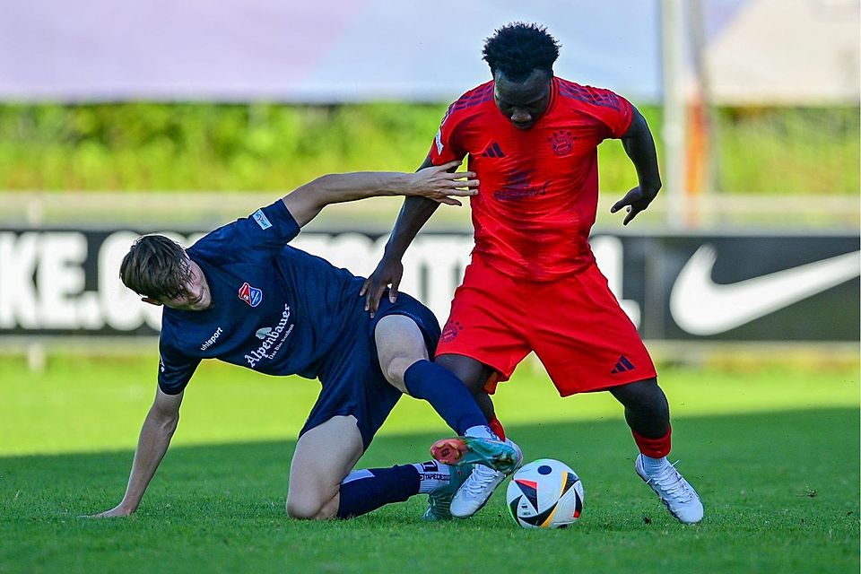 Lenn Jastremski, hier im Zweikampf mit FCB-Neuzugang Nestory Irankunda, wechselte vom FC Bayern München zur SpVgg Unterhaching.