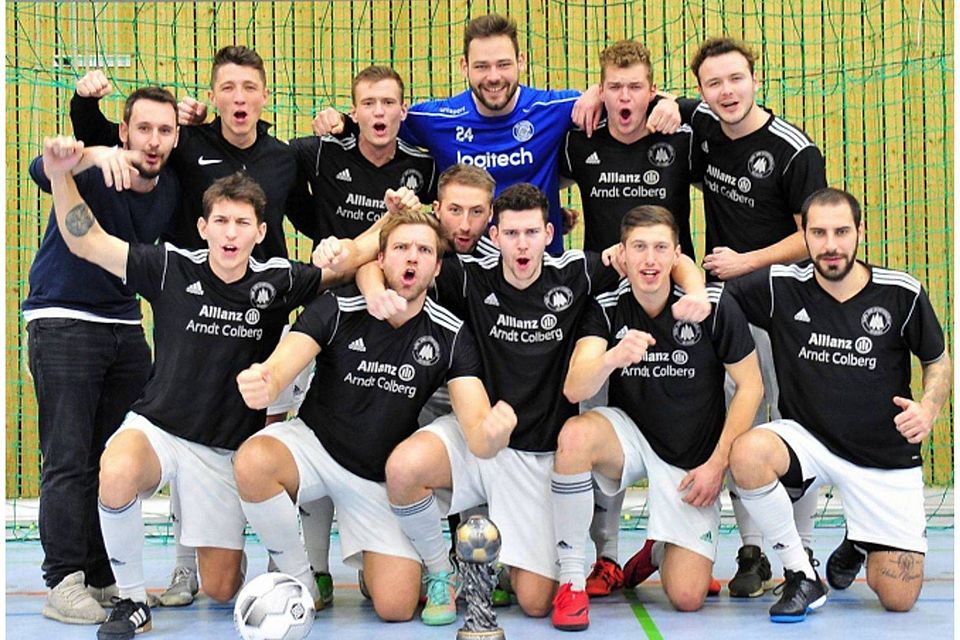 Überglückliche Sieger: Das Team Vino della casa, eine vorwiegend von Bezirksligaspielern des TSV Neuried zusammengesetzte Mannschaft, gewann den diesjährigen Stüberl-Cup. 	Fotos: Walter Wohlrab