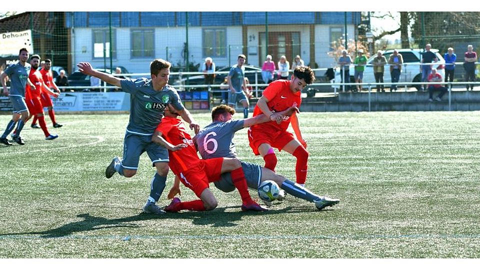 Hinein ins Getümmel: Johannes Arras, Ogün Hanci, Denis Dörsam und Serkan Gözübüyük (von links) zeigen Einsatz; die Lörzenbacher in Grün, die Fürther in Rot. 	Foto: Dagmar Jährling