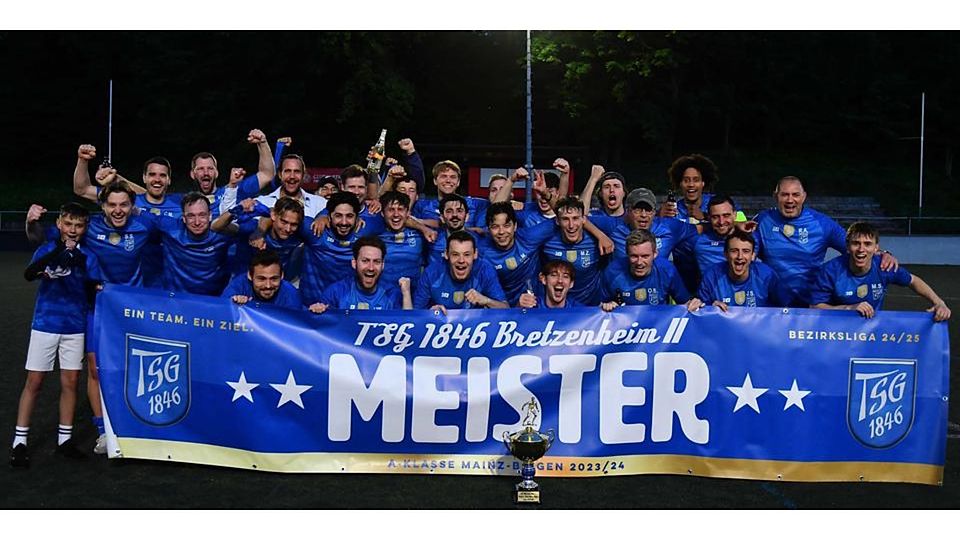 Die TSG Bretzenheim II feiert ihren Meisterschaftstitel.