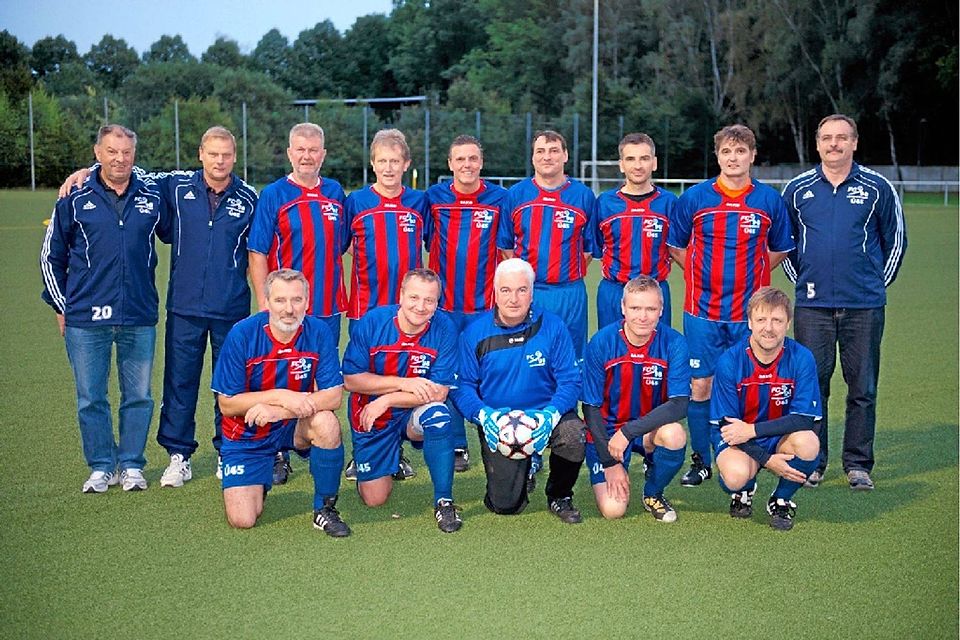 Das ist seine Welt: Horst Anders (links stehend) mit den Hennigsdorfer Fußballern.  ©privat
