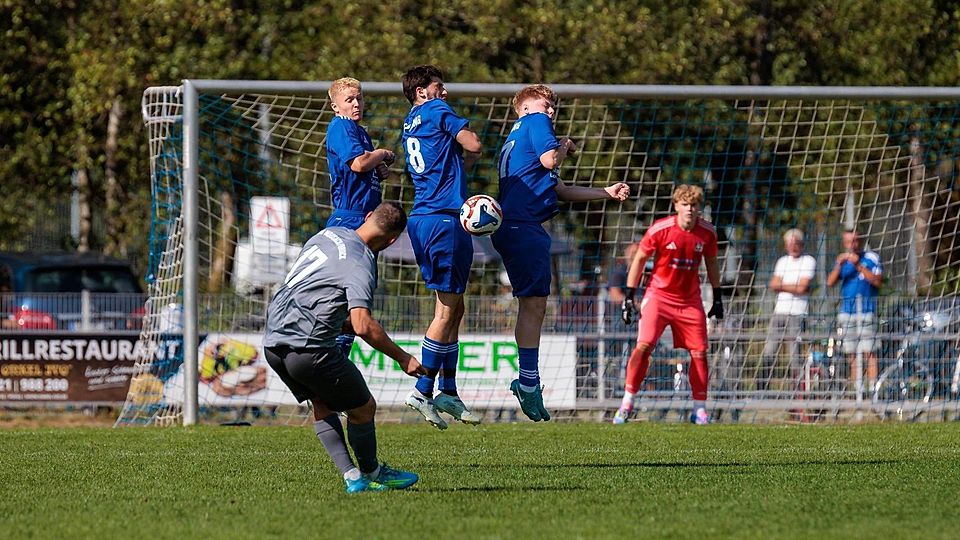 Feine Technik, feines Füßchen: SG-Spielertrainer (grau) Marc Koch zirkelt einen Freistoß zum 1:1 für Moosach/Bruck über die Poinger Mauer mit (v.l.) Simon Seidl, Ferdinand Obermaier und Moritz Benkert hinweg ins Tor von Kilian Ratton.
