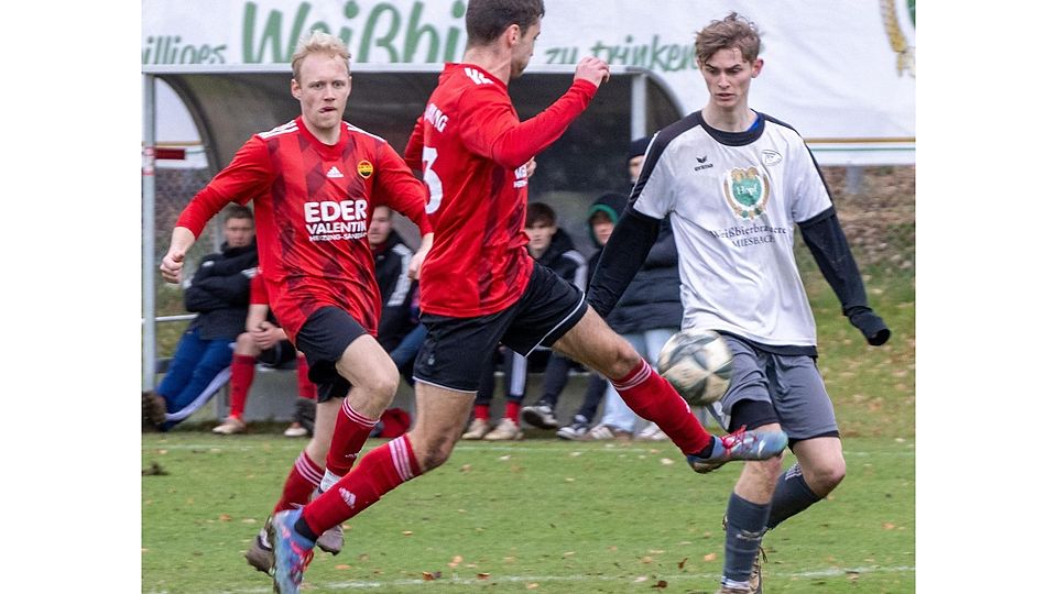 Unterschiedliche Bedingungen: Während der TSV Otterfing (rot) zum Start der Rückrunde noch auf eine Rückkehrer hofft, verstärkte sich der TSV Weyarn (weiß) in der Winterpause.