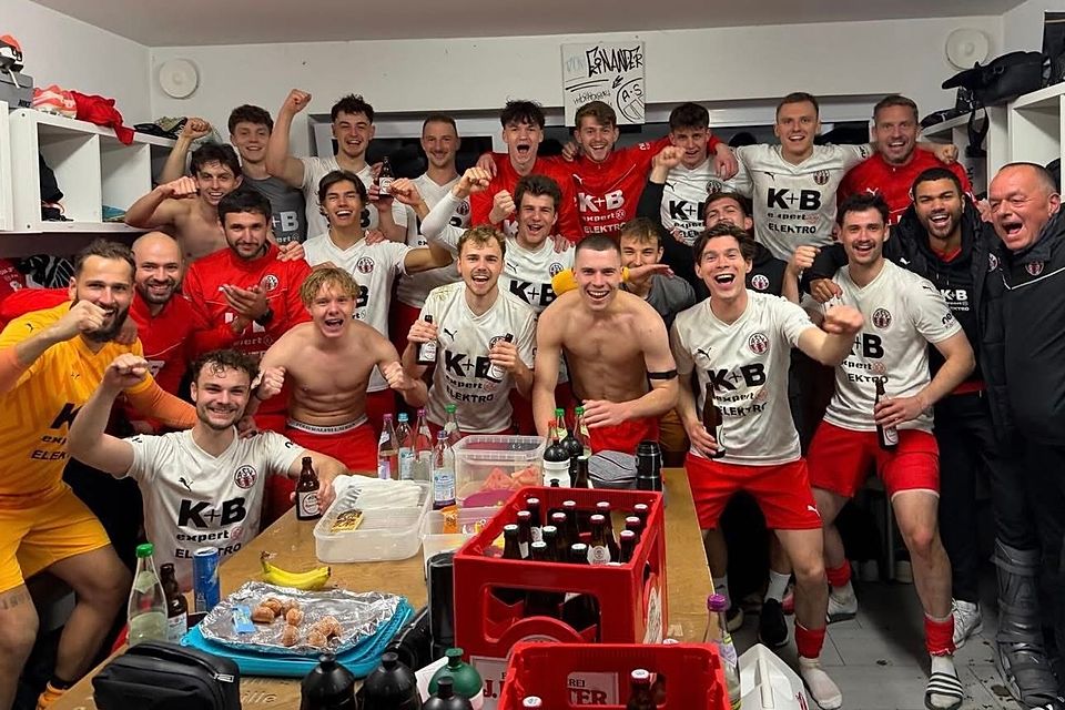 Das Kabinenfoto durfte nicht fehlen: Durch den Heimsieg über Neumarkt erobert der ASV Cham den Aufstiegs-Relegationsplatz.