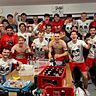 Das Kabinenfoto durfte nicht fehlen: Durch den Heimsieg über Neumarkt erobert der ASV Cham den Aufstiegs-Relegationsplatz.