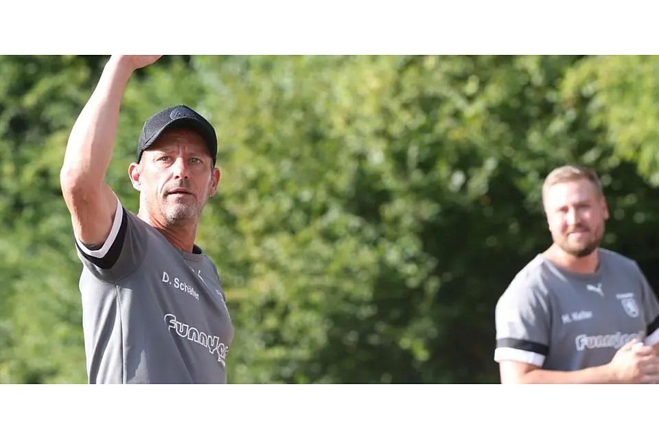 Kommt zwischenzeitlich aus dem Jubeln nicht mehr heraus, ehe eine heftige Niederlagenserie beginnt, die erst kürzlich ihr Ende findet: Daniel Schäfer, Trainer von Fußball-Gruppenligist FC Burgsolms. © Steffen Bär