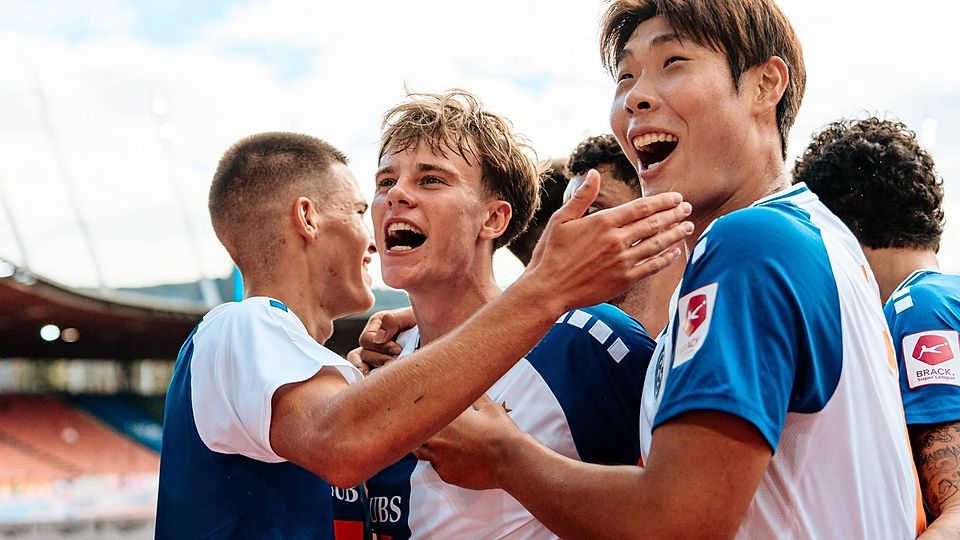 Verhalf den Grashopper Zürich zum ersten Saisonsieg: Bayern-Leihgabe und Matchwinner Jonathan Asp Jensen (2. v. l.).