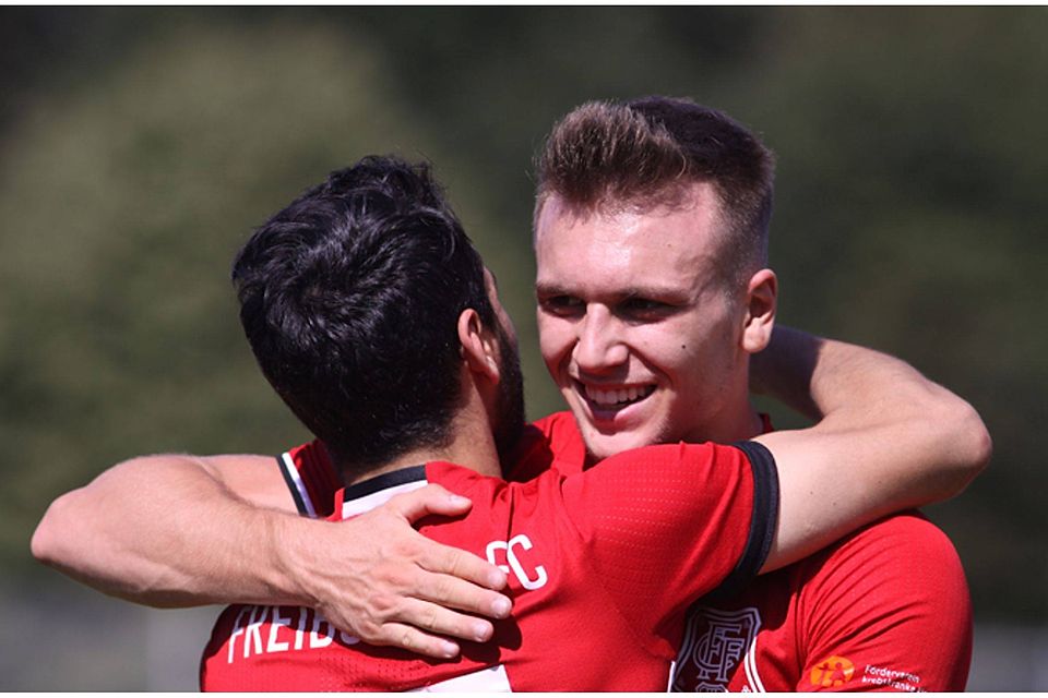 Vedat Erdogan und Alexander Martinelli (rechts) freuen sich über den 2:1-Sieg des FFC.  | Foto: Andreas Klein