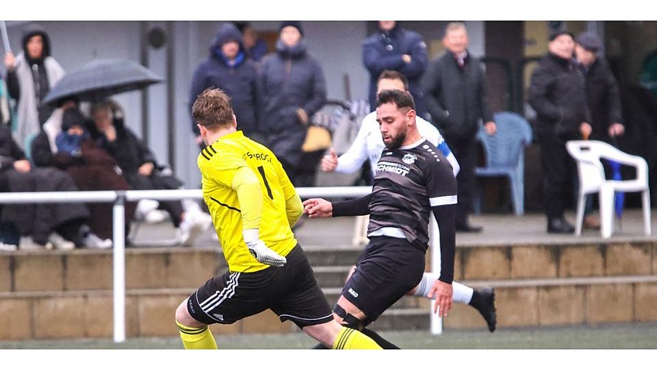 Trifft er das leere Tor? Dogan Caliskan (am Ball) vom VfB Wetter versucht den Torhüter des FSV Schröck, Tom Müller, zu umkurven. Am Ende setzt sich das Heimteam mit 3:2 gegen die Marburger durch. Trifft er das leere Tor? Dogan Caliskan (am Ball) vom VfB Wetter versucht den Torhüter des FSV Schröck, Tom Müller, zu umkurven. Am Ende setzt sich das Heimteam mit 3:2 gegen die Marburger durch. © Lars Hinter