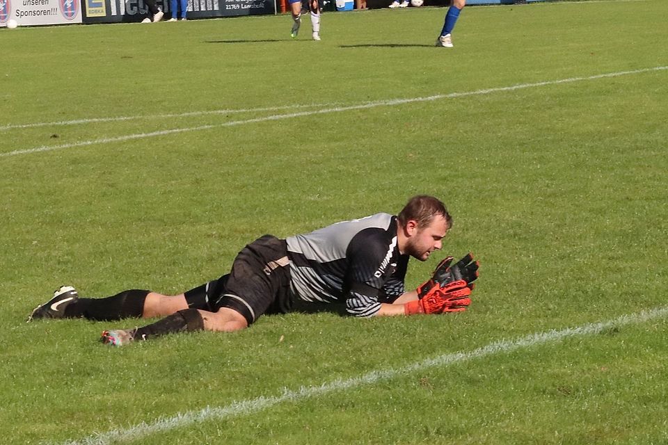 O/O-Torwart Marco Klofta am Boden. Seine Mannschaft verlor gegen die SV Drochtersen/Assel V.