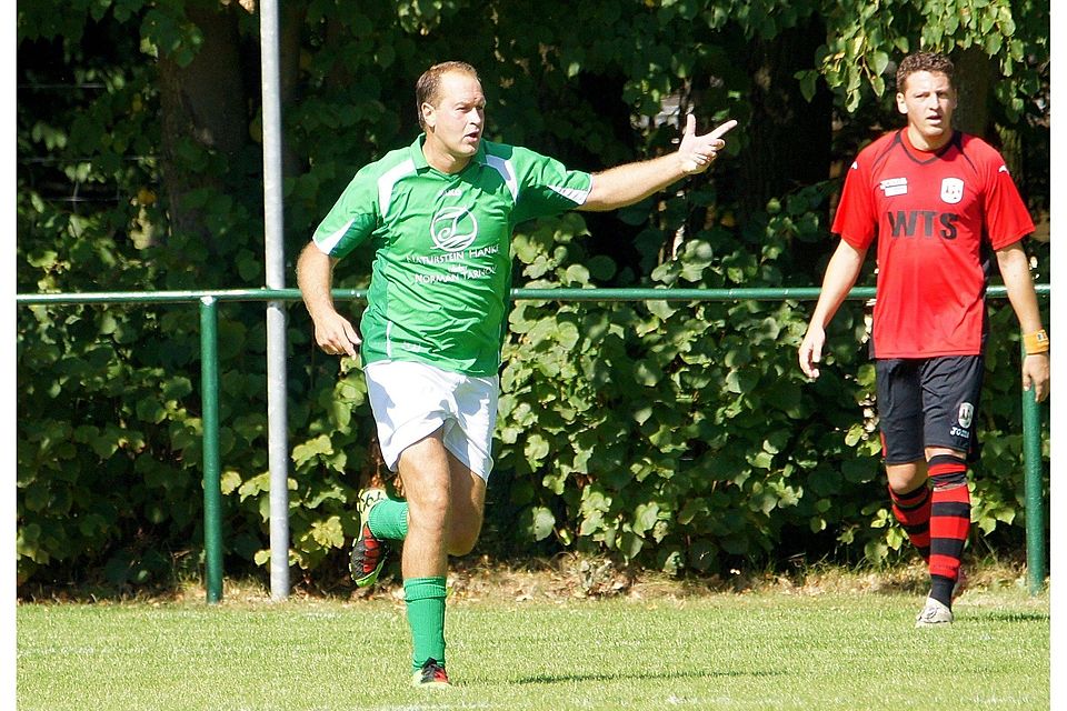 Zwei Tore erzielte Heiko Spremberg (links im Bild) beim 3:1 der SG Reppichau II gegen SV Pouch/Rösa Foto:Viktor  Samarkin