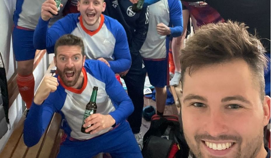 Zurück auf Platz 1. Ausgelassene Stimmung in der Kabine des STV.  