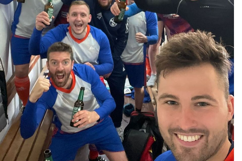 Zurück auf Platz 1. Ausgelassene Stimmung in der Kabine des STV.  