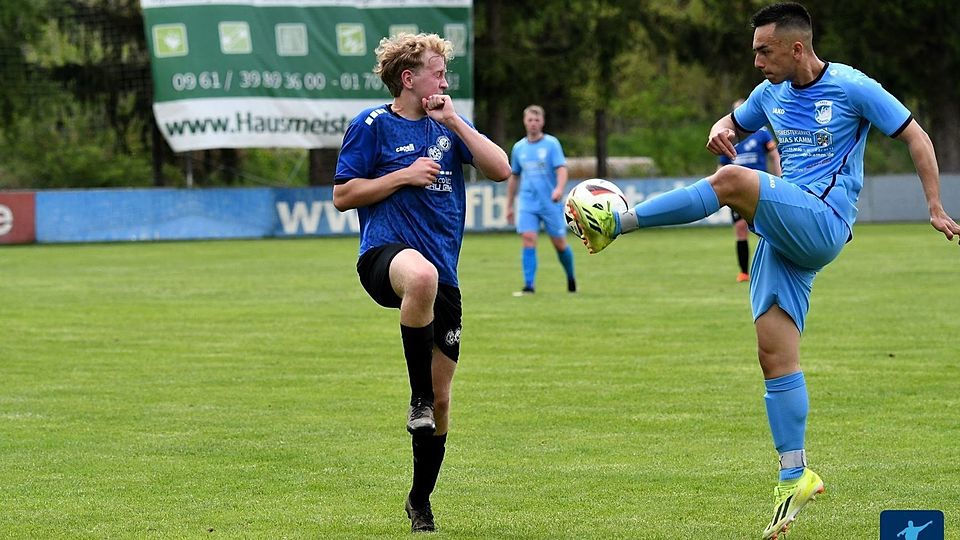 Nach dem 5:0 gegen die SG aus Upo und Gebenbach (in Dunkelblau-Schwarz), reicht dem VfB Mantel (in Hellblau) zum Saisonfinale ein Punkt, um in der Endabrechnung "über dem Strich" zu stehen.