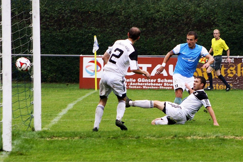 Fünf Treffer erzielte Hettstedt (blau) gegen Buna Halle. F: Selent