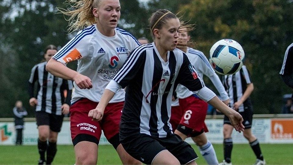 Packende Zweikämpfe lieferten sich die Frauen der VSV Hedendorf/Neukloster in der letzten Saison mit dem Aufsteiger VfL Güldenstern Stade. (F: Struwe)