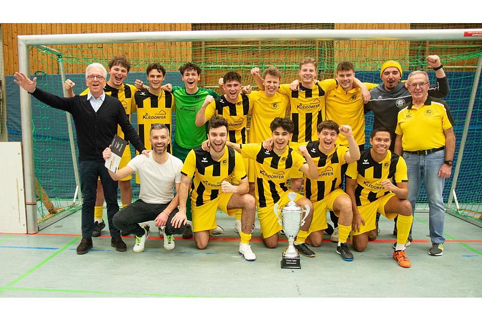 Jubel, Trubel, Heiterkeit: Die Fußballer des SE Freising kürten sich durch einen 1:0-Sieg im Finale gegen den SV Lohhof zum Hallenchampion. Das Gruppenspiel gegen den Kreisligisten hatten die Lerchenfelder noch verloren.