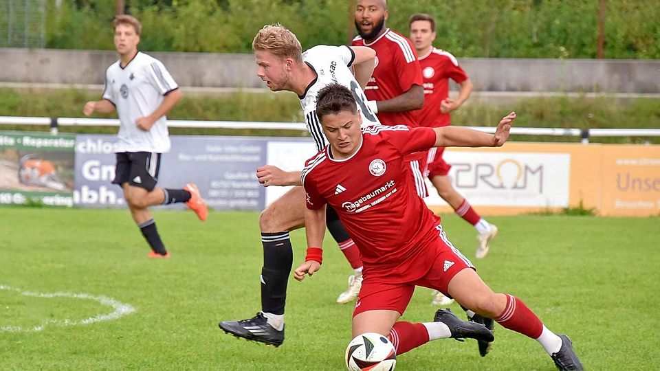 Unterpfaffenhofens Konrad Wanderer (vorne in Rot) im Spiel gegen den SC Maisach (weiße Trikots).