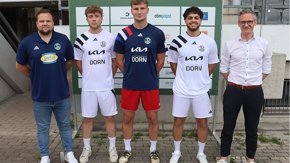 Die zuletzt noch verpflichteten Neuzugänge Noa Heininger, Daniel Mühl und Guilherme Jorge mit SVL-Sportleiter Max Maier (links) und Sportvorstand Benedikt Neumeier. Auf dem Bild fehlt der zum Trainingsauftakt beruflich verhinderte Luis Bigalke.