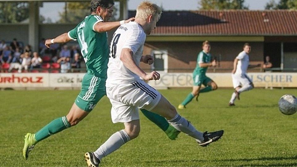 Wenn er antritt, gibt es kein Halten mehr: Christoph Ahrens (in Weiß) hat sich den Ball auf der rechten Außenbahn geschnappt und legt für Sascha Wald zum 1:0 auf. Foto: Scholz