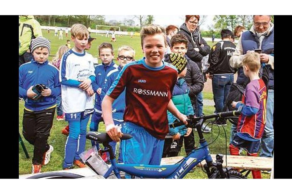 Glückwunsch: Der elfjährige  Lucas Kallabis hat den Hauptpreis der Tombola gewonnen – ein Fahrrad. Gösta Berwing