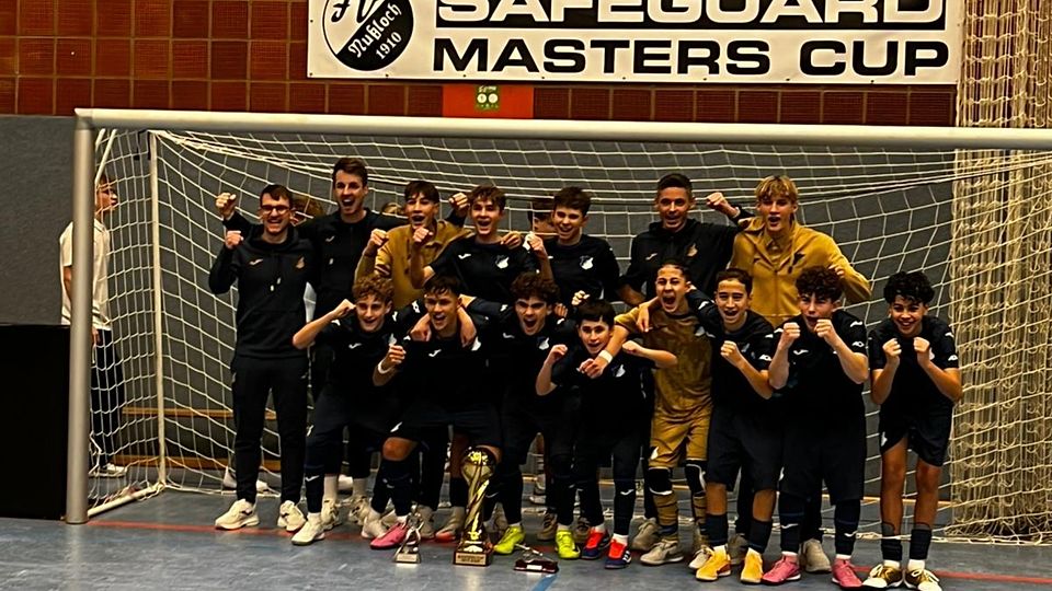 Die Hoffenheimer U14 bejubelt ihren Turniersieg in Nußloch.