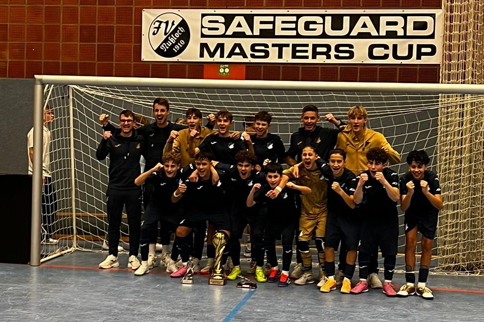 Die Hoffenheimer U14 bejubelt ihren Turniersieg in Nußloch. Die Hoffenheimer U14 bejubelt ihren Turniersieg in Nußloch.