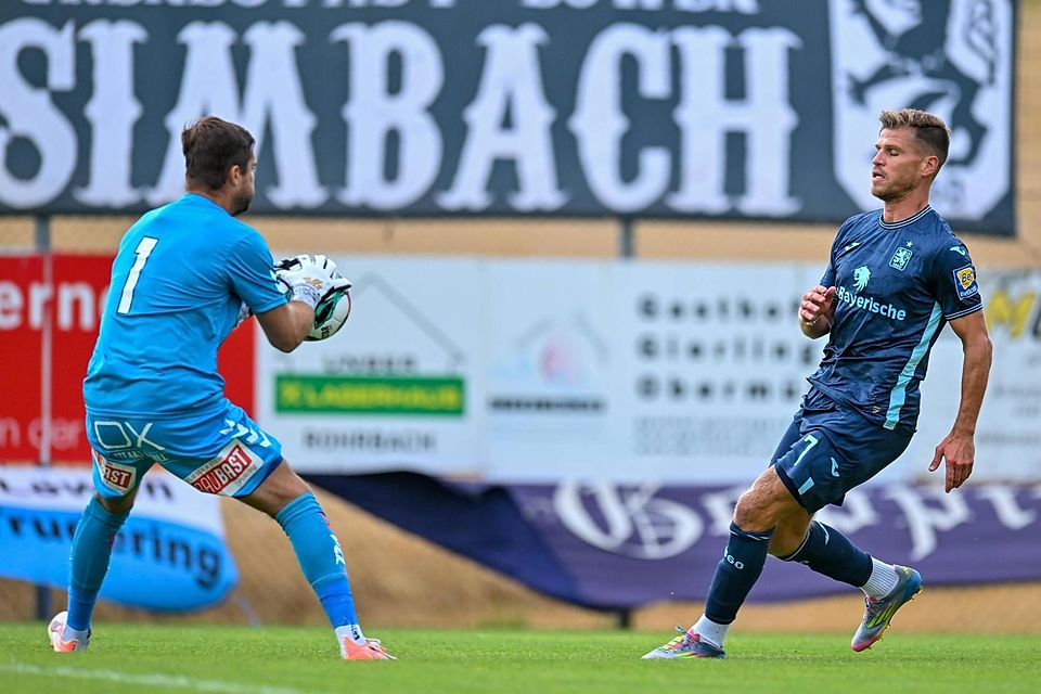 Florian Niederlechner (r.) steht gegen den Kreisligist Reichmannsdorf nicht im Kader. Florian Niederlechner (r.) steht gegen den Kreisligist Reichmannsdorf nicht im Kader.
