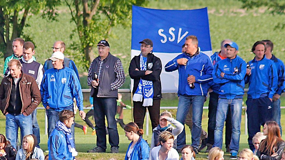 Über mangelnde Unterstützung konnten sich die Spieler des SSV Alsmoos-Petersdorf in Gebenhofen nicht beklagen. Das Team gewann dann auch mit 4:0 gegen den SV Wulfertshausen. Nun steht am Samstag das nächste Relegationsspiel an.  Foto: Michael Eberle