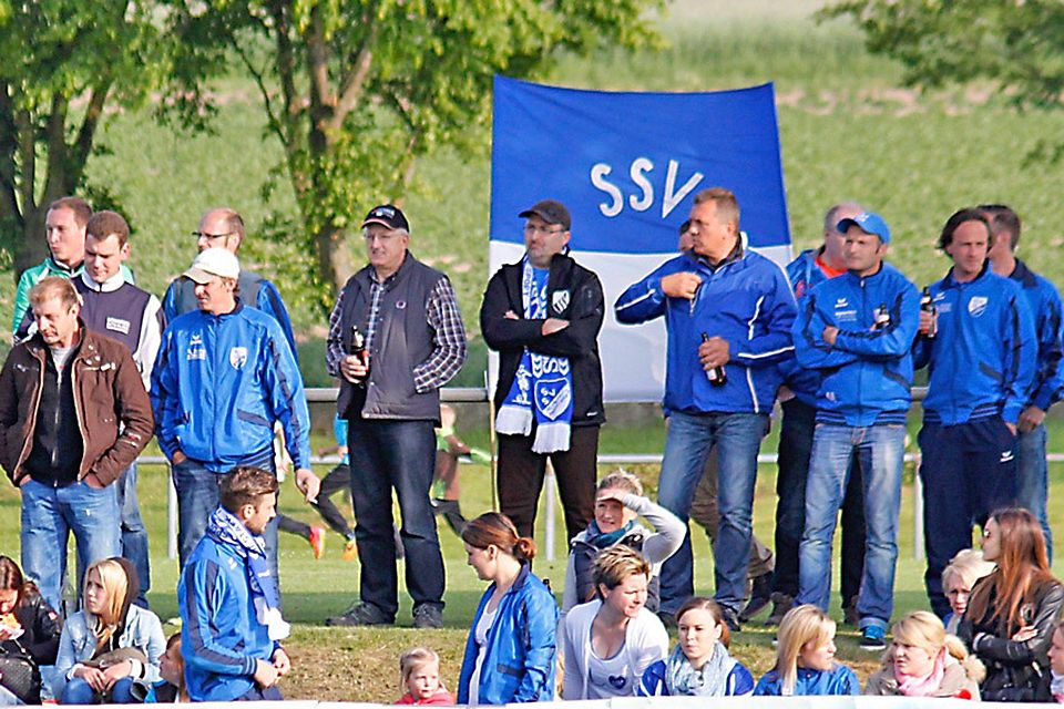 Über mangelnde Unterstützung konnten sich die Spieler des SSV Alsmoos-Petersdorf in Gebenhofen nicht beklagen. Das Team gewann dann auch mit 4:0 gegen den SV Wulfertshausen. Nun steht am Samstag das nächste Relegationsspiel an.  Foto: Michael Eberle