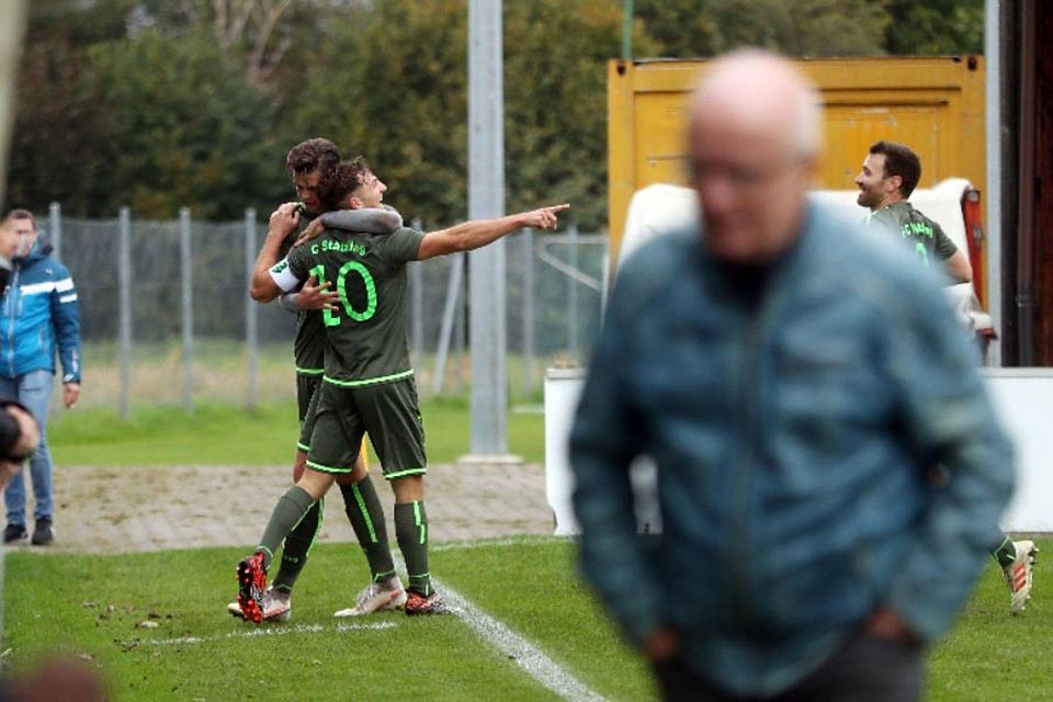 Der Stätzlinger Maximilian Heiß lässt sich an der Eckfahne für seinen Treffer zum 1:0 feiern, Bubesheims Abteilungsleiter Karl Dirr wendet sich enttäuscht ab. Am Ende feierte der FC Stätzling den dritten Sieg in Folge, während der SC Bubesheim nun zweimal hintereinander verlor.