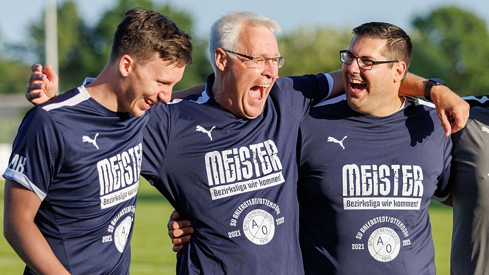 A/O-Kapitän Marco Klintworth sowie die Trainer Volker Wiede und Timo Fischer (von links) freuen sich auf die Bezirksliga