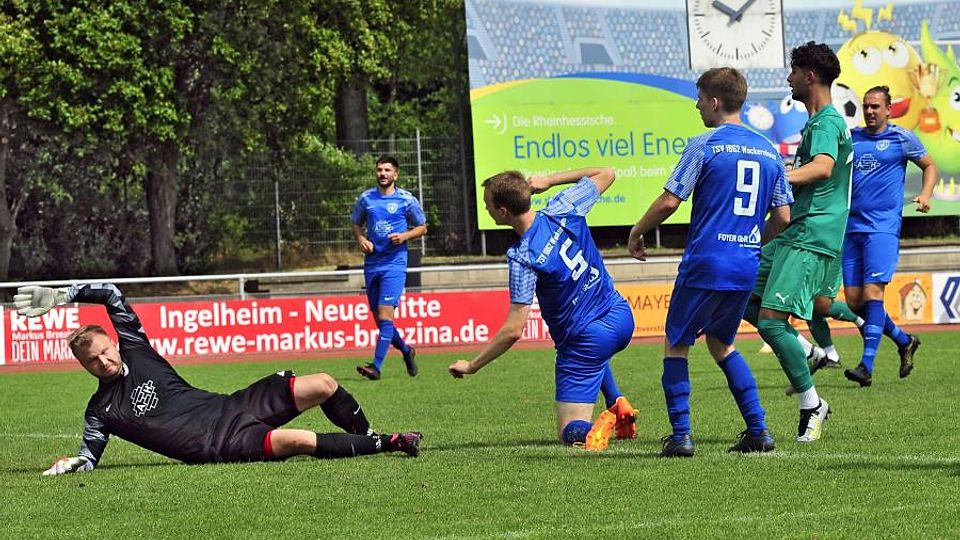 Das 1:0 für die Spielvereinigung: Neuzugang David Shamshon (grünes Trikot) hat den Ball gerade im Wackernheimer Kasten versenkt. TSV-Keeper Milan McKenzie ist machtlos.	