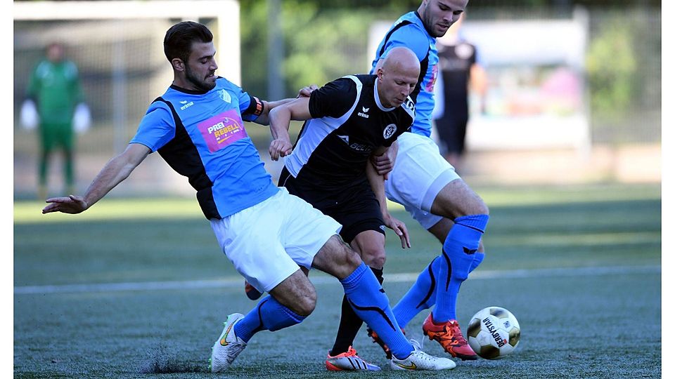 Delbrücks Maximilian Meyer wird auf dem Kunstrasen im Kurwald von Tobias Runowski (l.) und Manuel Trost (r.) gestoppt. Letzterer schoss gleich zwei Tore. Foto: Marc Köppelmann