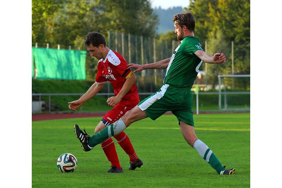 Sonthofens Kapitän Thomas Stumpf (links) war im Oberallgäu-Derby der Kreisliga Süd gegen den FC Immenstadt (rechts Stefan Seltmann) mit zwei Toren der Matchwinner.      Foto: Günter Jansen