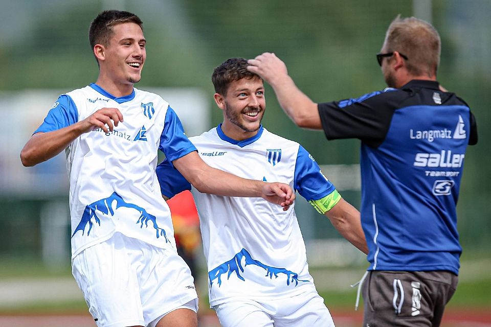 Die Spieler Lukas Kunzendorf und Moritz Müller feiern mit 1. FC-Trainer Florian Heringer