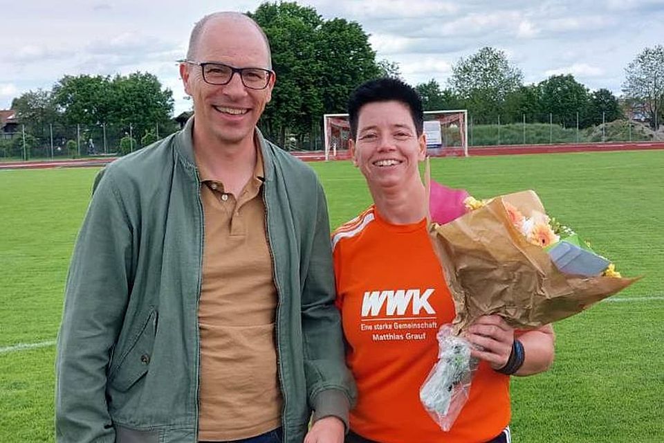 Blumen zum Abschied bekam Kerstin Schuster von Stefan Jocher, Zweiter Vorsitzender der Peitinger Fußball-Abteilung, überreicht.
