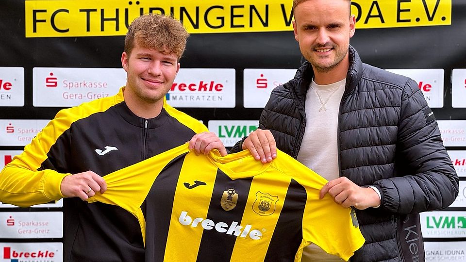Weidas' Präsident Nick Schubert (rechts) begrüßt mit Björn Trinks den nächsten Neuzugang in Weida.