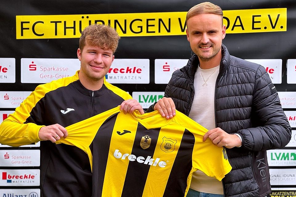 Weidas' Präsident Nick Schubert (rechts) begrüßt mit Björn Trinks den nächsten Neuzugang in Weida.