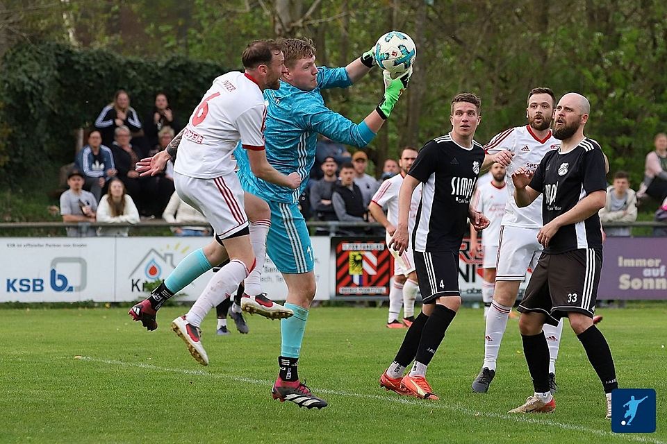 Mit einem 3:2 im Spitzenspiel gegen den SV Inter Bergsteig (in Weiss) setzte sich der TSV Königstein (in Schwarz) vier Spieltage vor Saisonende an die Tabellenspitze der Kreisliga Süd.
