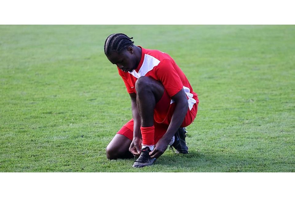 Schuhe binden für das Verbandsliga-Verfolgerduell gegen Basara: Hüffelsheims Thierno Keita 	Foto: Mario Luge