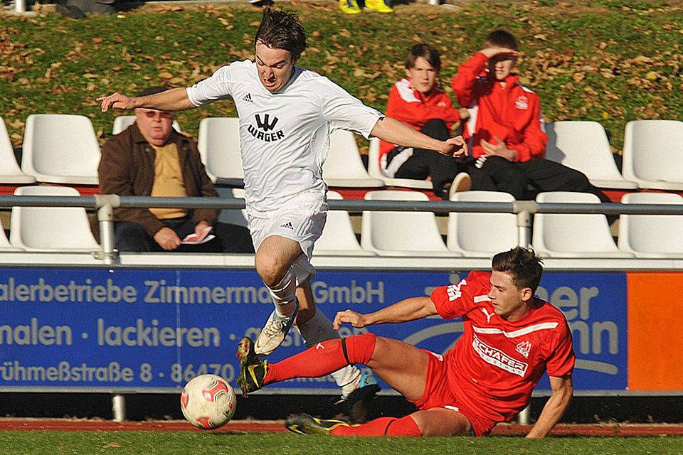 Patrik Merkle (am Boden) läuft künftig für seinen Heimatverein TSV Burgau auf.  Archivbild: Walter Brugger