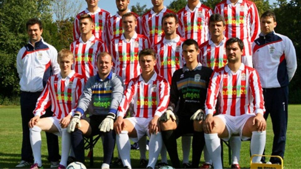 Die Fußballer des SK Srbija in ihren neuen Trikots. Foto: sks