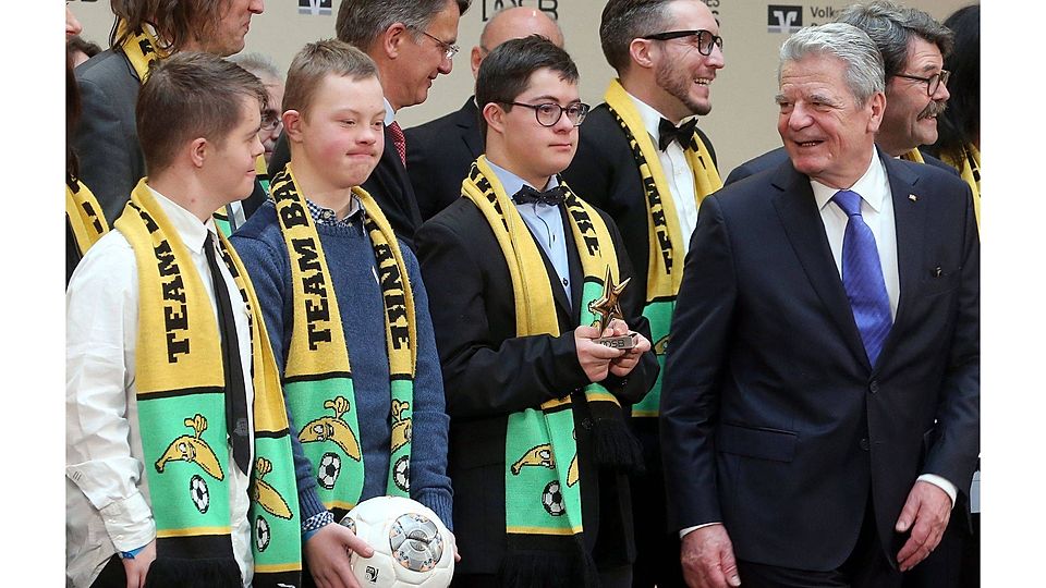 Bundespräsident Joachim Gauck (rechts) verleiht in Berlin den Großen Stern des Sports in Gold an das Team Bananenflanke e.V. aus Regensburg. Foto: dpa