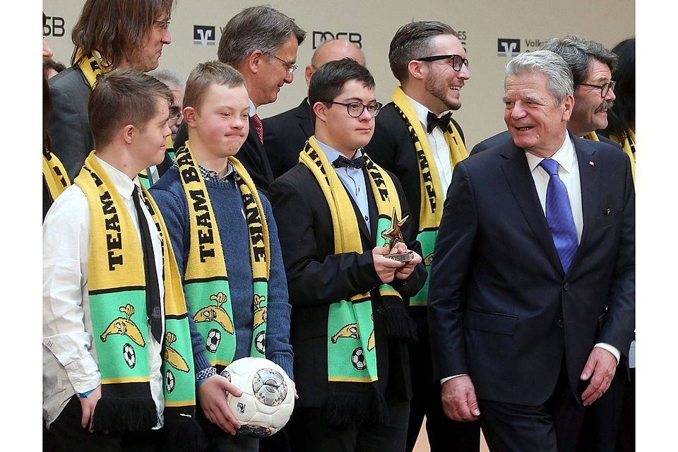 Bundespräsident Joachim Gauck (rechts) verleiht in Berlin den Großen Stern des Sports in Gold an das Team Bananenflanke e.V. aus Regensburg. Foto: dpa